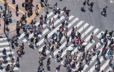 İnsanlar Japonya'da yol geçiş