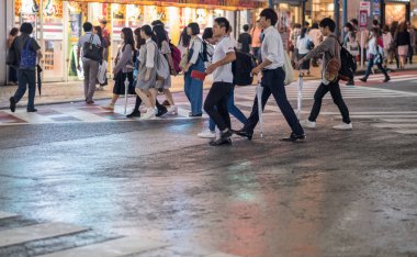 Tokyo, Japonya - 23 Haziran 2018. Geceleri Shibuya içinde karşıya insanlar