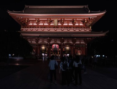 Tokyo, Japonya - 3 Ağustos 2018. Turist Sensoji Tapınağı'nda geceleri Asakusa bölgesinde yer..