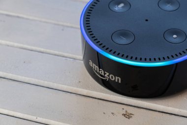Tokyo, Japonya - 28 Haziran 2018. Amazon'un yankı nokta, Alexa sanal asistan ahşap tahta üzerinde.