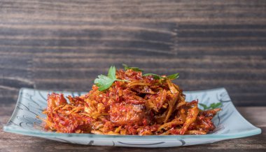 Malay çanak karıştırın kızarmış biber ile derin kızarmış hamsi ve patates küpleri veya yerel ıkan Billis'in goreng berlada bilinen.