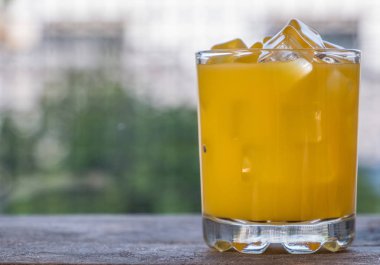 Buz küpleri ile Portakal suyu içecek 