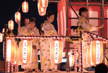 Tokyo, Japonya - 12 Ağustos 2018. Geleneksel yukata Shimokitazawa mahallede Bon Odori kutlama geceleri sahnede dans dansçılar.