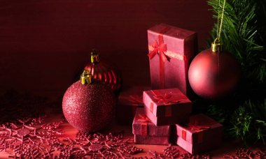 Noel süslemeleri ve hediye kutuları ahşap kırmızı kartı üzerindeki arka plan