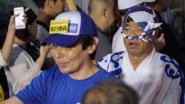 Tokyo, Japonya - 19 Ağustos 2018. Geleneksel giyim Shimokitazawa Awa Odori Festivali sırasında sokakta gerçekleştirme giyen dansçılar.