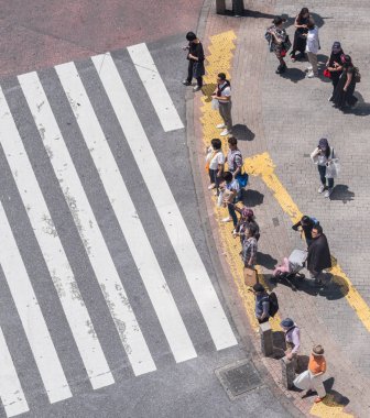 İnsanlar Japonya'da yol geçiş