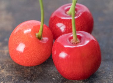 Ahşap masa üstüne kırmızı olgun kiraz