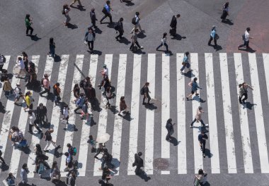 İnsanlar Japonya'da yol geçiş