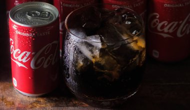 Tokyo, Japonya - 25 Temmuz 2018. Soğuk bir bardak buz ahşap tahta üzerinde ile Coca Cola içecekler.