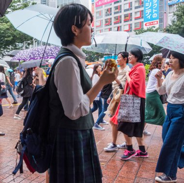Tokyo, Japonya - 23 Haziran 2018. Japon lise öğrencisi Shibuya sokakta.
