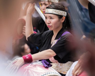 Tokyo, Japonya - 29 Temmuz 2018. Taiko ile gerçekleştirme katılımcılar dans rutinleri EISA Shinjuku Festivali'nde gerçekleştirirken davul.