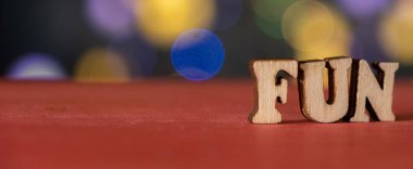 Eğlenceli ahşap word ışıklar bokeh backgropund ile