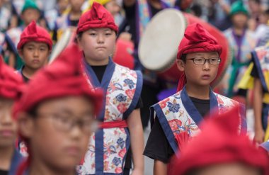Tokyo, Japonya - 29 Temmuz 2018. Renkli geleneksel Tekdüzen onun rutinleri Shinjuku EISA festivalinde gerçekleştirmek için bekleyen Japon okul çocuğu. Seçici odak.