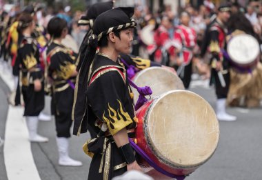 Tokyo, Japonya - 29 Temmuz 2018. EISA Shinjuku Festivali'nde yordamları gerçekleştirirken taiko davul yenerek katılımcılar.