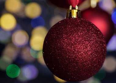 Bokeh ile bulanık arka plan üzerinde kırmızı Noel topları