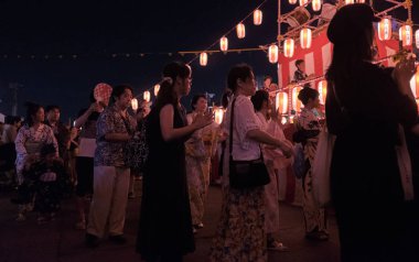 Tokyo, Japonya - 12 Ağustos 2018. Shimokitazawa mahallede Bon Odori şenlikte gece dans insan kalabalığı.
