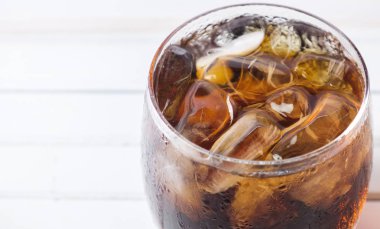 Bir bardak kola içkiler ahşap masa üstü buz ile