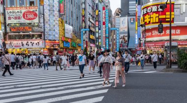 Tokyo, Japonya - 30 Haziran 2018. Turistler ve yerliler için Kabukicho, Shinjuku karşıya.