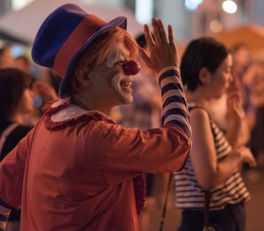 Tokyo, Japonya - 12 Ağustos 2018. Shimokitazawa mahallede Bon Odori şenlikte gece dans palyaço adam kılığında.