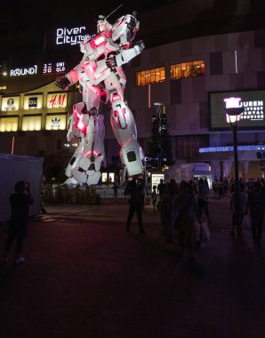 Tokyo, Japonya - 15 Ağustos 2018. Işıklı hayat ölçekli Rx-0 tek boynuzlu at Gundam modeli heykelinin Odaiba.