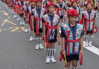 Tokyo, Japonya - 29 Temmuz 2018. Okul çocukları renkli geleneksel Tekdüzen Shinjuku EISA Festivali'nde onların alışılmış çalışma yöntemi gerçekleştirmek için bekliyor.