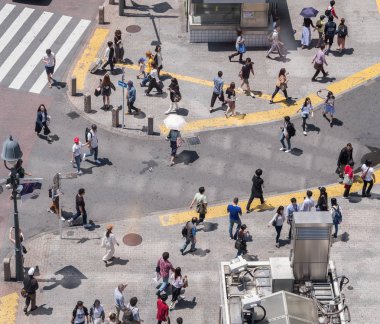İnsanlar Japonya'da yol geçiş