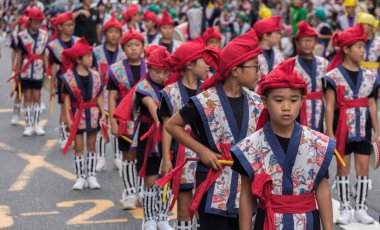 Tokyo, Japonya - 29 Temmuz 2018. Okul çocuklar onların rutinleri Shinjuku EISA festivalinde gerçekleştirmek için bekliyor.