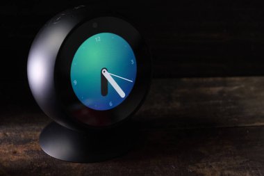 Tokyo, Japonya - 31 Temmuz 2018. Amazon yankı ahşap masa üst arka plan üzerinde spot.