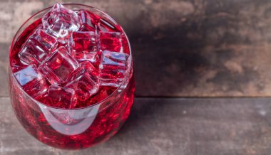 soğuk nar suyu buz küpleri ile