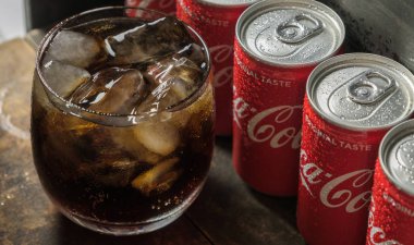 Tokyo, Japonya - 25 Temmuz 2018. Soğuk bir bardak buz ahşap tahta üzerinde ile Coca Cola içecekler.