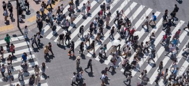 İnsanlar Japonya'da yol geçiş