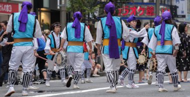 Tokyo, Japonya - 29 Temmuz 2018. EISA Shinjuku Festivali'nde yordamları gerçekleştirirken taiko davul yenerek katılımcılar.