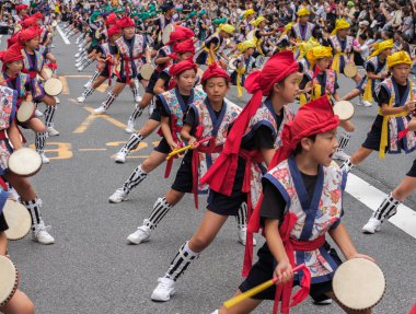 Tokyo, Japonya - 29 Temmuz 2018. Okul çocukları renkli geleneksel üniformalı Shinjuku EISA Festivali'nde onların alışılmış çalışma yöntemi gerçekleştirme.