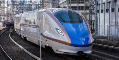 Tokyo, Japonya - 17 Ağustos 2018. Yüksek hızlı tren Tokyo Tren İstasyonu platformu gelen.