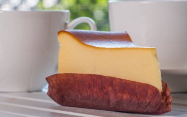 Ahşap masa üstüne peynir pasta bir dilim