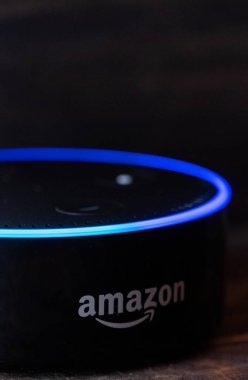 Tokyo, Japonya - 28 Haziran 2018. Amazon'un yankı nokta, Alexa sanal asistan ahşap tahta üzerinde.