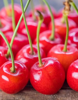 Ahşap masa üstüne kırmızı olgun kiraz