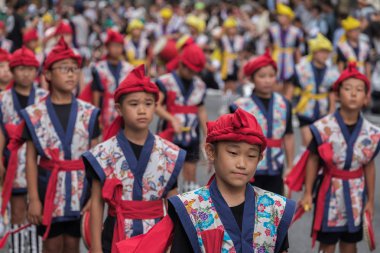 Tokyo, Japonya - 29 Temmuz 2018. Okul çocukları renkli geleneksel Tekdüzen Shinjuku EISA Festivali'nde onların alışılmış çalışma yöntemi gerçekleştirmek için bekliyor.