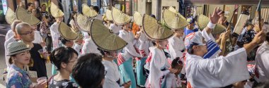 Tokyo, Japonya - 19 Ağustos 2018. Amigasa hasır şapka ve sokakta Shimokitazawa Awa Odori Festivali sırasında performans kimono giyen kadın dansçılar.