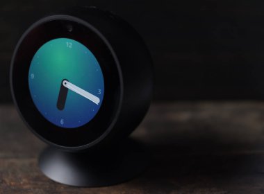 Tokyo, Japonya - 31 Temmuz 2018. Amazon yankı ahşap masa üst arka plan üzerinde spot.