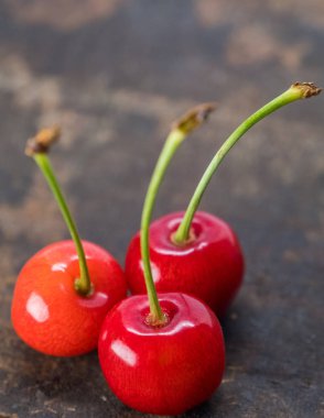 Ahşap masa üstüne kırmızı olgun kiraz