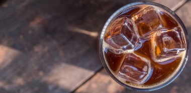 Buzlu süt kahve içerken ahşap arka plan