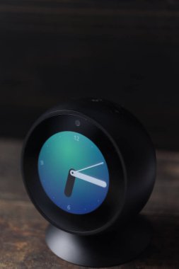 Tokyo, Japonya - 31 Temmuz 2018. Amazon yankı ahşap masa üst arka plan üzerinde spot.