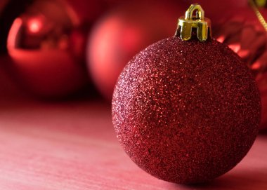 Kırmızı ahşap zemin üzerinde Noel topları 
