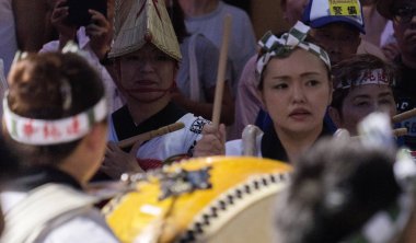 Tokyo, Japonya - 19 Ağustos 2018. Geleneksel taiko oynarken müzisyen eşlik eden dans topluluğu Shimokitazawa Awa Odori Festivali sırasında sokakta davul.