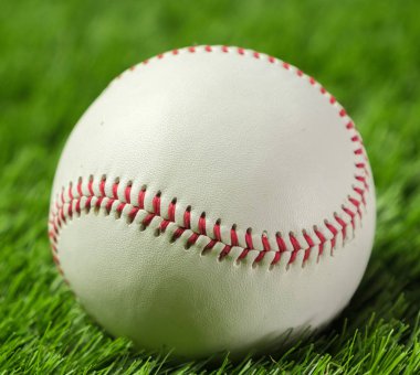 Beyzbol yeşil çimenlerin üzerinde