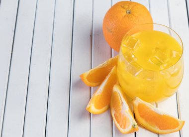 Soğuk taze portakal suyu ve meyve ahşap tablo.