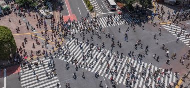 İnsanlar Japonya'da yol geçiş