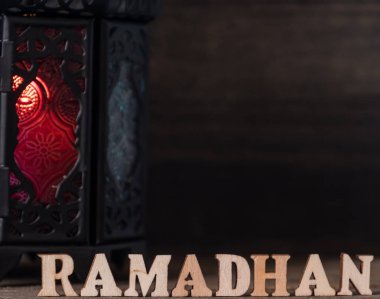 Ahşap arka planda Ramadhan metin ve fener