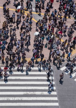 İnsanlar Japonya'da yol geçiş